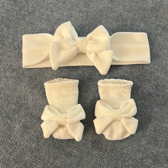 Other - Newborn Booties & Bow Ivory